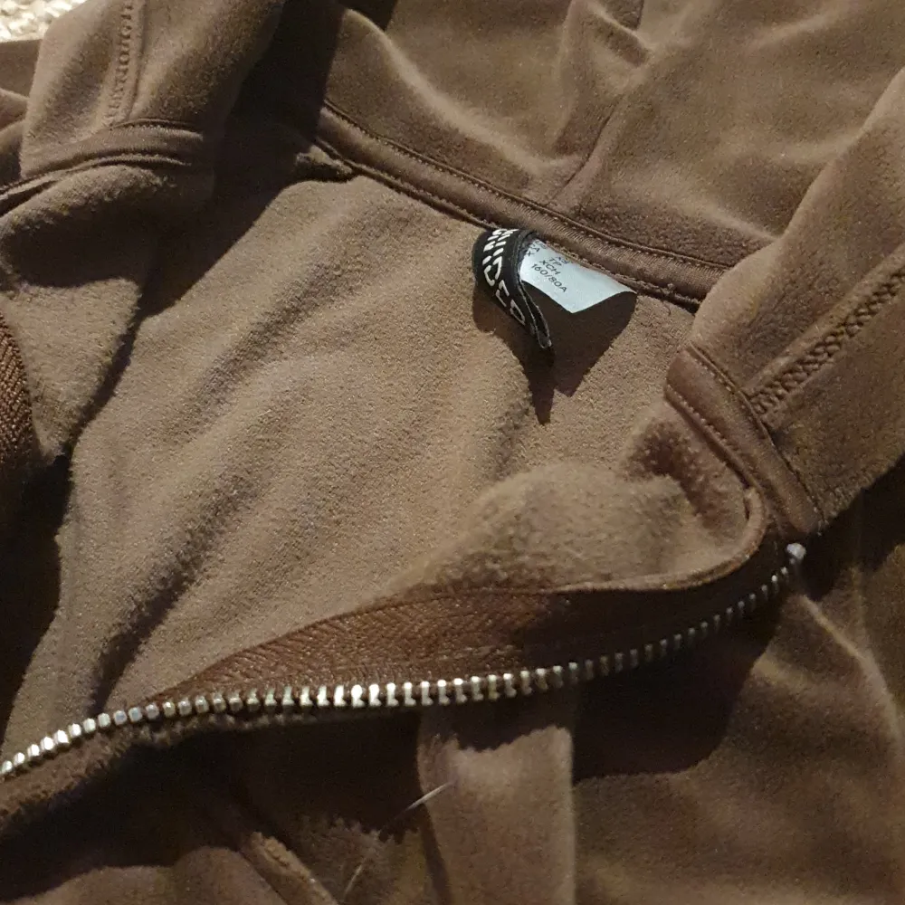 Det här är en zip up hoodie+magtröja. Varm och långärmad:) Den är i bra skick och jag har använt den 2-3 gånger.. Toppar.