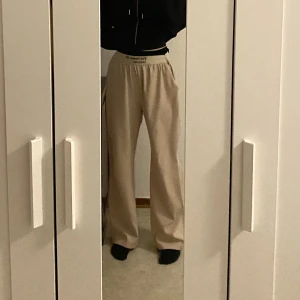 Beige byxor  - Säljer då jag rensar garderoben, sytt i midjan för den var för stor annars är skicket i Top 