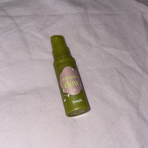 Benefit blush - Den heter dandelion dew från benefit. Såå fin färg. Jag säljer den på grund av att jag fick den i lin glossybox men jag har redan en. Den är så lätt att blanda ut och ser så fin ut på huden.