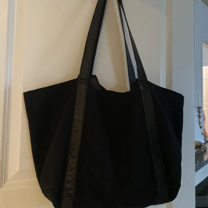 Svart väska från Nunoo - Stor väska från Nunoo! Mycket fräsch och fin, passar perfekt till allt. Som en skolväska, gymväska eller en ”resväska”, vad som helst! 🤍