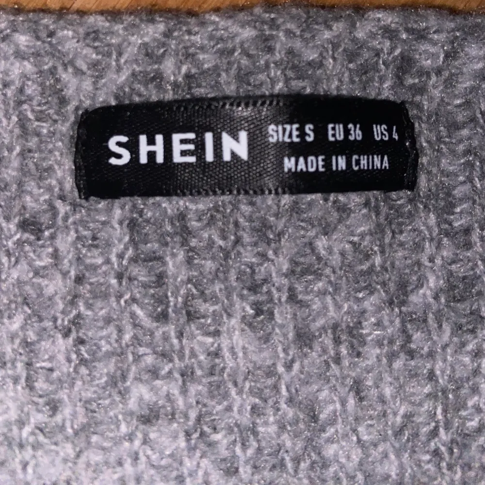 Grå stickad tröja från shein, aldrig använd. För liten! (Storlek S men skulle mer kalla det XS) Köpt för 169!. Stickat.