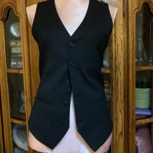 Svart väst  - Svart justerbar väst 