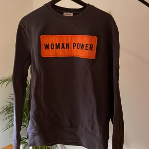Acne studios - woman power - Acnetröja inköpt på NK, nypris 2400 kr. Storlek M