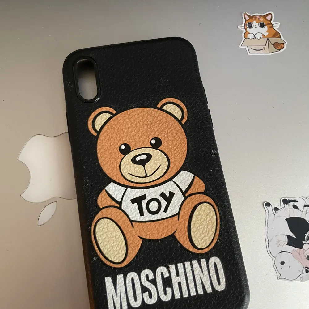 Fake moshino Iphone X skal, tar helst swish!. Accessoarer.