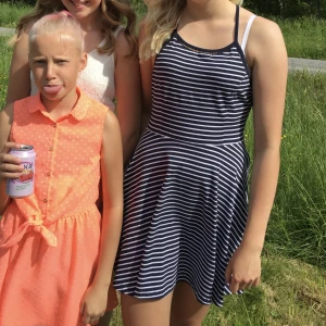 Randig klänning stl S - Klänning från superdry i storlek S🤍 den är i nyskick! Köparen står för fraktkostnad 📦