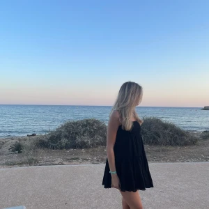 Svart klänning  - En svart klänning från zara som är köpt i somras därav knappt använd 🥰 säljer även denna i vit!!