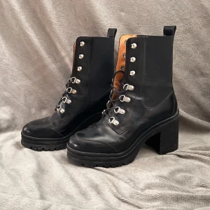 &OtherStories Högklackade - 🫧Högklackade skor som aldrig används🫧   🦷Dem är så vackra men jag klarar inte av att gå i så höga skor🦷  🌾Väldigt neutrala så de passar många olika stilar🌾  🧶Bra skick men lite smutsiga🧶