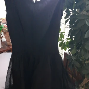 Svart rockabilly klänning från 60 talet - En kvinna på 87 år har dansat i denna klänning från 60 talet