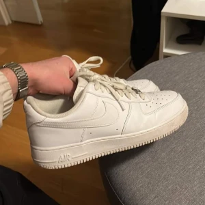 Air force 1  - Tja säljer nu dessa vita air force 1 storlek 44,5 i superbra skick  Pris 799 