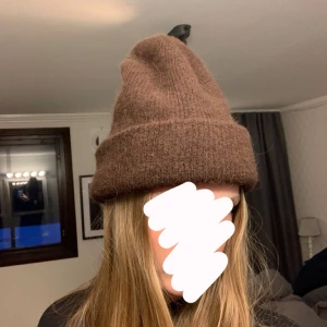 Mössa Gina tricot  - En fin brun mössa från Gina tricot. Säljer pga att den inte kommer till användning då jag har köpt en ny mössa. Fint skick och sparsamt använd