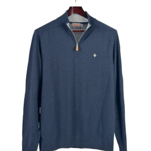 Blå tröja med dragkedja - En blå stickad tröja från Morris med dragkedja.   Plagget har en normal passform.   Mått, i cm: Bröst: 120 Midja: 114 Stuss: 102 Rygglängd: 70 Ärmlängd: 70 