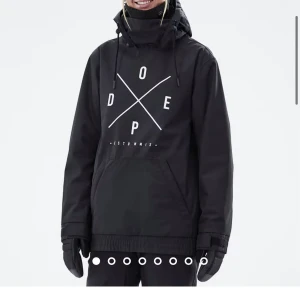 dope snowboardjacka - dope snowboardjacka i svart, köpt förra säsongen för 1899kr. ser som ny ut, bara använd två säsonger (2 veckor). sååå snygg, passar även till skidåkare, passar både tjejer och killar!!! min har vita snören i luvan, skriv för egna bilder