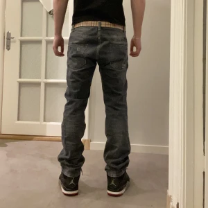 Diesel Jeans  - Vintage men i väldigt bra skick. Nice wash och små hål. Är raka och sitter bra på mig som är 180cm 75kg. Storleken är 32/32. Kan mötas upp eller frakta 🙌