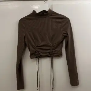skitsnygg Beige/brun tröja från fashion nova,(ser mörkare ut på bild) vart fel storlek så aldrig använd (swish)