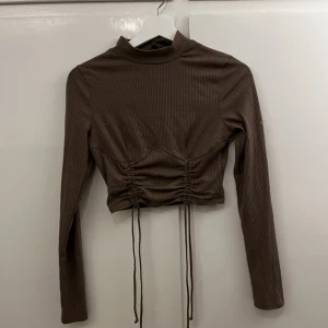 Beige/brun tröja - skitsnygg Beige/brun tröja från fashion nova,(ser mörkare ut på bild) vart fel storlek så aldrig använd (swish)