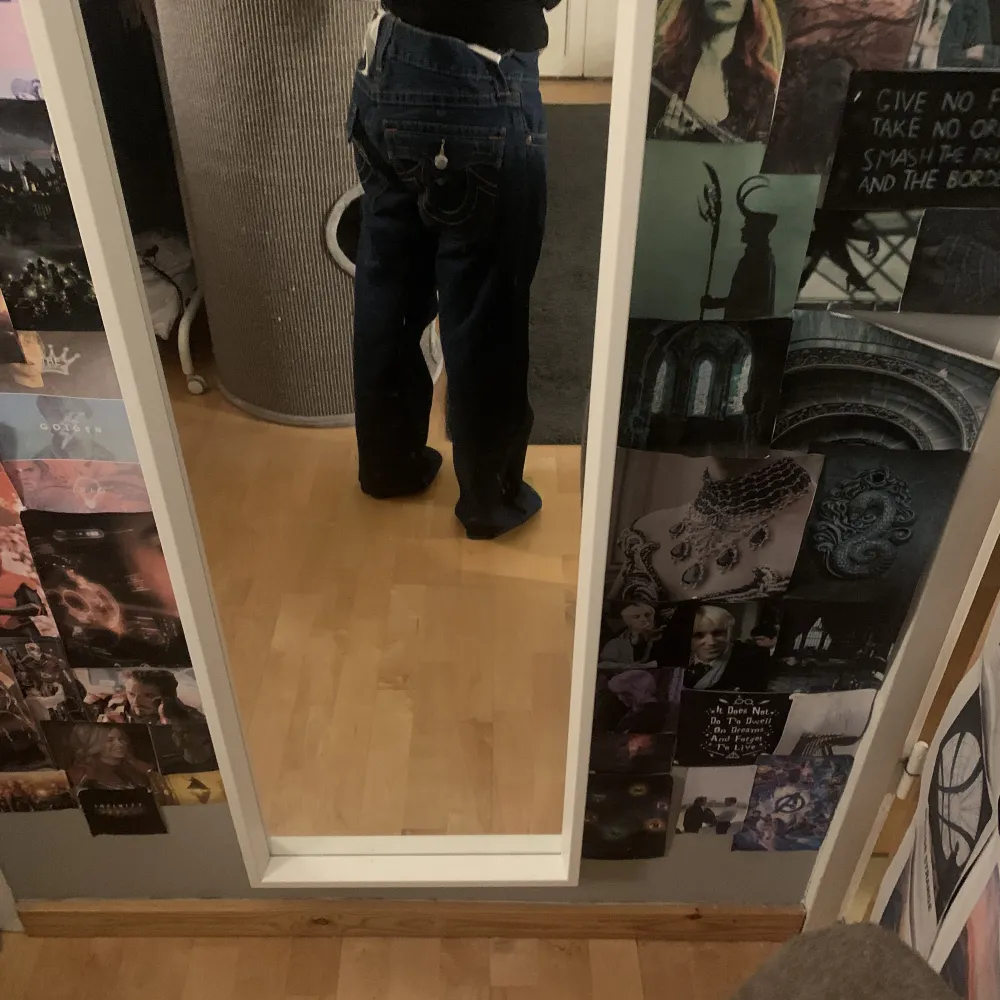 Ännu ett par av pappas gamla true religion jeans från 90-talet. Midjemåttet är 43 och innervenslängden är 78 cm. Jag är 157 och det finns en bild på hur långa de är på mig. 🫶🏼. Jeans & Byxor.