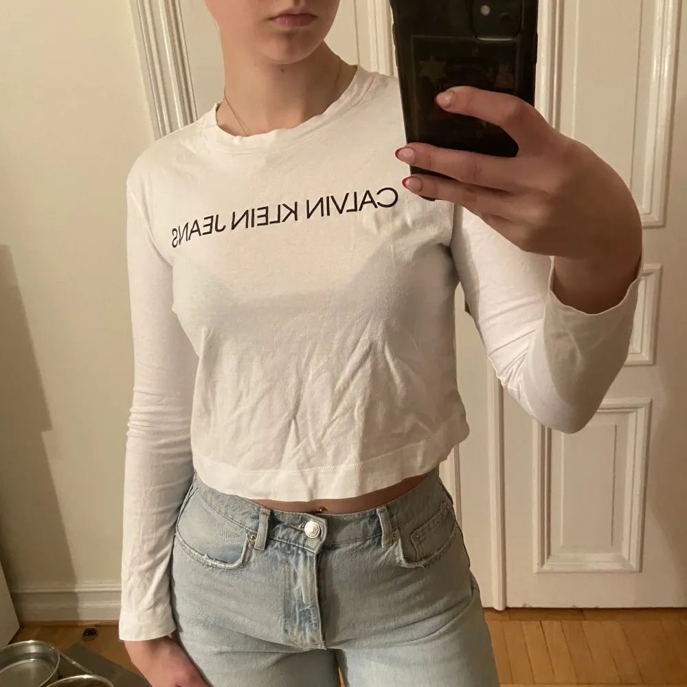 Fin långärmad tröja från Calvin Klein! Knappt använd, som ny🦋 Nypris ligger på 299. T-shirts.