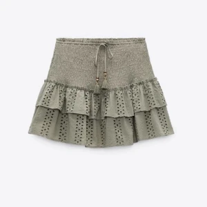 Zara grön kjol - En superfin grön kjol från Zara med fina detaljer💕 Skriv för fler bilder!! Frakt ingår inte i pris! Bud ligger nu på 290!!!