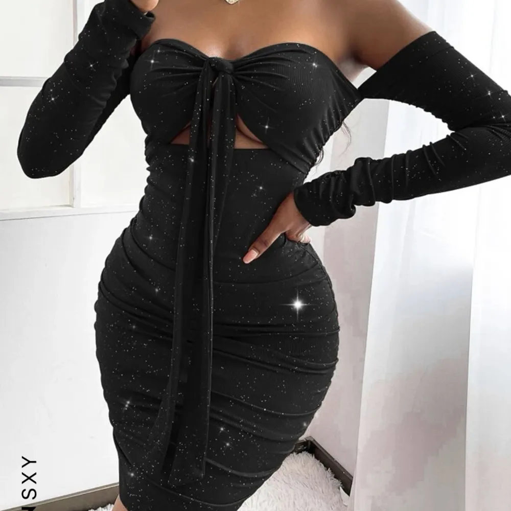 Säljer denna jätte fina svarta klänningen med glitter. Den har armar som sitter ihop med klänningen.  Perfekt till nyår🫶🫶 Storlek Xs Köparen står för frakten❤️‍🔥❤️‍🔥. Klänningar.