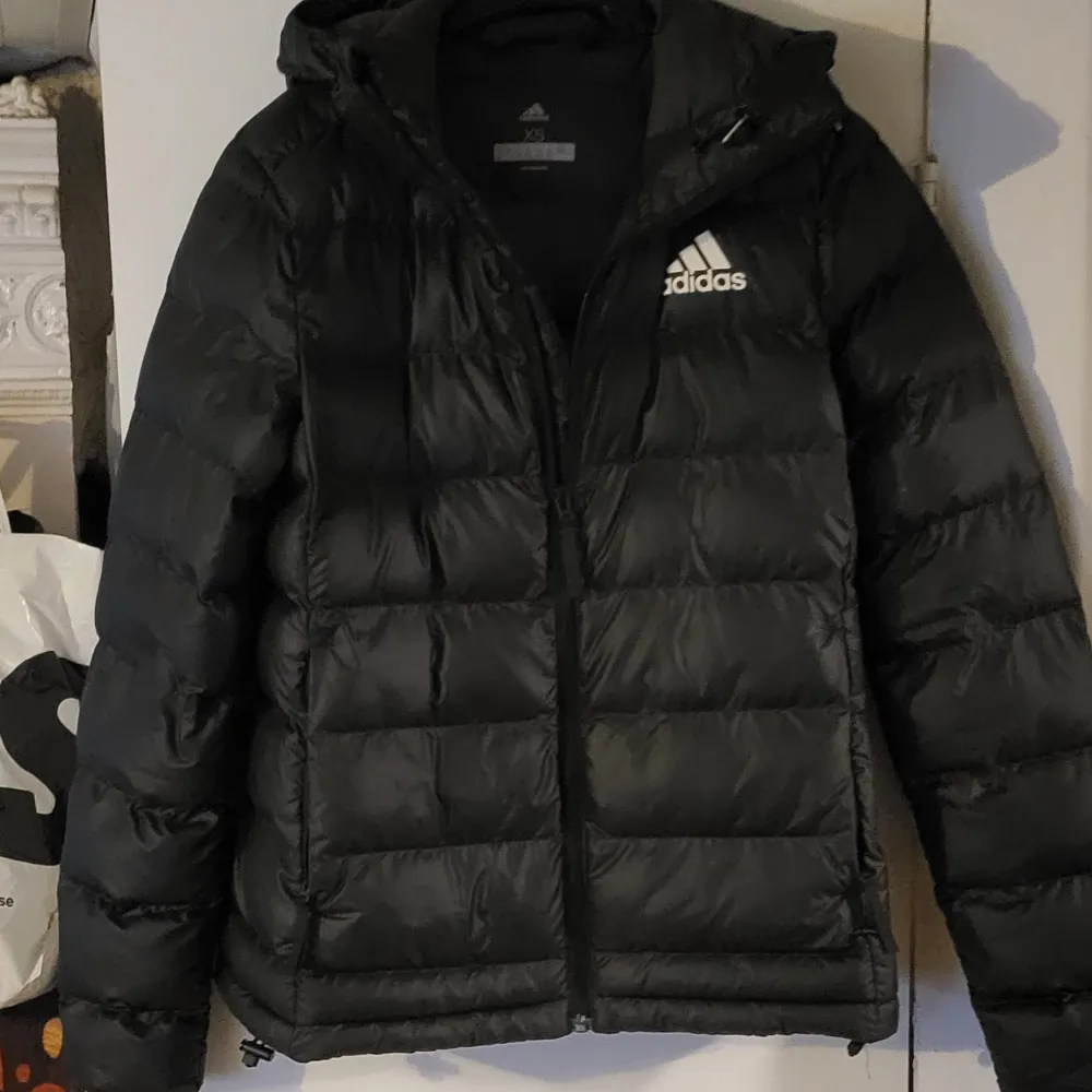 En vadderad polyester jacka ifrån Adidas 🤩 sparsamt använd , hel och ren. Dam size XS/34/36 . Jackor.