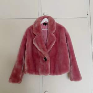 Jacka i rosa fejkpäls från Zara. Fint skick! Köparen står för eventuell frakt. 