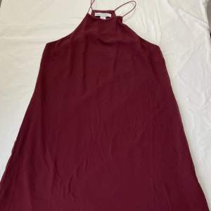 Vinröd kort klänning strl 34. Aldrig använd 
