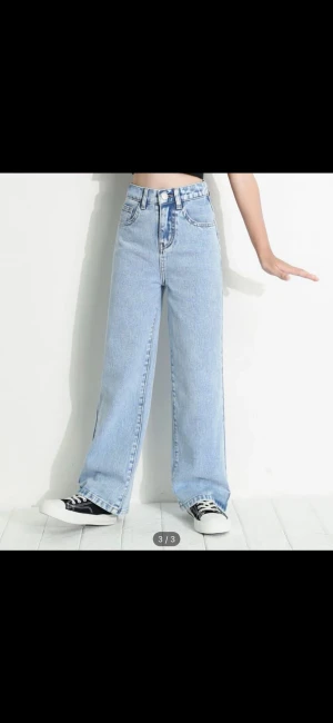 Jeans - Ett par ijusblå jeans är helt nya har aldrig används säljer för de är försmå. Sköna och jättefina rekommenderar att köpa de.😀