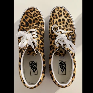 Vans skor  - Vans skor i super fint skick då dom aldrig är använda! Har inte ens provat dom då jag tydligen beställde fel storlek men glömde bort att skicka tillbaka dom. Har tyvärr inte lådan kvar.