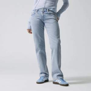 Arrow Low Straight Jeans från weekday i färgen ”summer blue”💙. Endast använd 2 gånger säljer pga lite för små❤️ helt slutsålda!