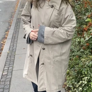 Trenchcoat - Superfin trench från zara ! Skick: utan anmärkningar ! Storlek: xs! Skulle säga oversized och passar även någon som är s ! 
