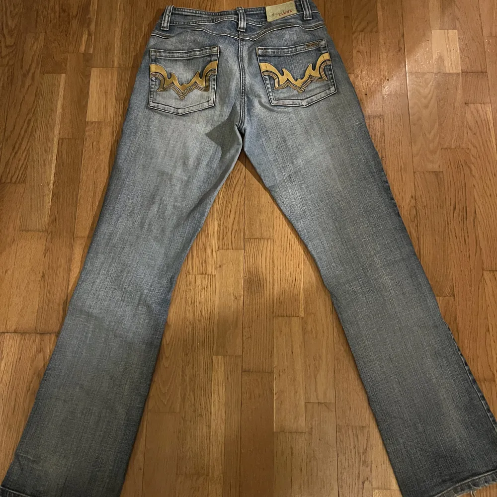 Hej, säljer dessa lågmidjade jeans från märket Clara i en snygg ljus tvätt med detaljer på bak- och framfickorna. Storlek 38 Hör av er vid frågor:) . Jeans & Byxor.