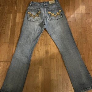 Lågmidjade jeans med detaljer  - Hej, säljer dessa lågmidjade jeans från märket Clara i en snygg ljus tvätt med detaljer på bak- och framfickorna. Storlek 38 Hör av er vid frågor:) 