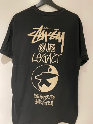 Stussy x Our Legacy t-shirt  - En slutsåld t-shirt från Stussy x Our Legacy workshop. Storlek M. Använd ett fåtal gånger så fint skick, inga fläckar. 