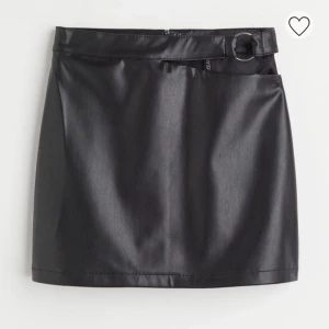 Skinnkjol med cut-out detalj - Helt oanvänd  kjol i veganskt skinn med cut-out detalj. Från h&m (slutsåld). 