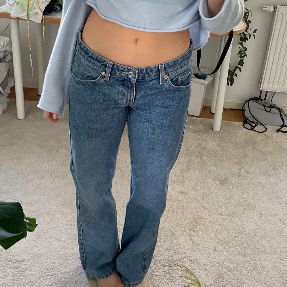 Lågmidjade jeans från weekday modell arrowrot low waist straight! Storlek 27/32, köpta på plick men lite för stora för mig 💕 Midja ca 40cm, från gren till midja 20 cm och innerbenslängd 81!. Jeans & Byxor.