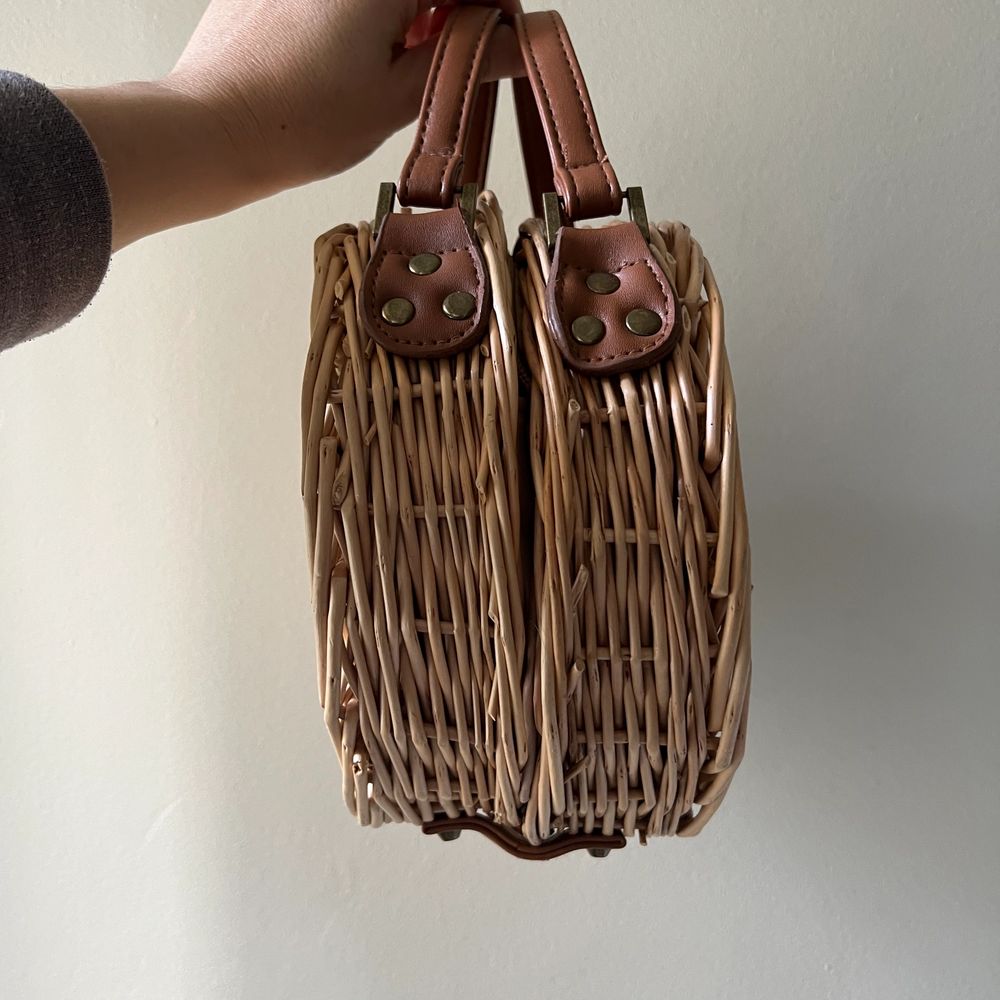 Straw bag size 20x20 with brown handles🌸bought it from ASOS perfect for summer bag. Väskor.