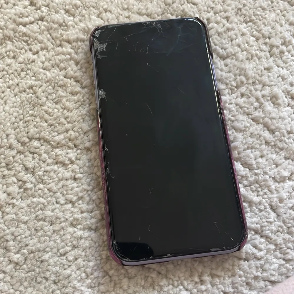 Lila iphone 11 och den har några sprickor på skärmen + ett lila mobilskal från ideal of sweden som kostade 299kr. Kontakta om du är intresserad av både skalet och mobilen eller en av dem.. Muu.