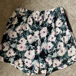 Shorts american vintage - Fina shorts i viskos från american vintage. Jättebra skick. 