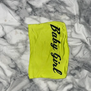 Neon tanktop  - Snygg neon grön tanktop, aldrig använd storlek S men är töjbar!