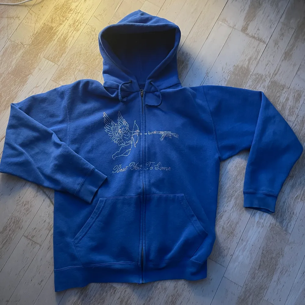 Säljer nu en blå jättesnygg rhinestone hoodie från best yet to come. Tröjan är i storlek M. . Hoodies.