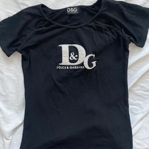 dg t shirt - köpt på humana vet nt storleken men passar på de flesta eftersom materialet är stretchigt. Litet jack i trycket på framsidan