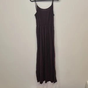 Klänning strl xs - Lång lila klänning köpt från hm. Storlek XS men skulle passa till XL