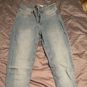 Blå jeans  - Molly jeans från Gina, endast använda en gång därav bra skick. Storlek S, kan mötas upp annars står köparen för frakten <3 