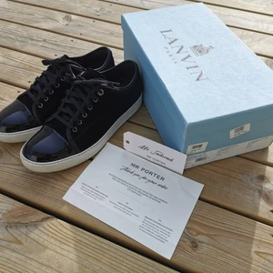 Lanvin skor - Säljer nu mina Lanvin dbb1 i svart färg. Riktigt feta skor som passar till allt. Skorna är köpta på Mr Porter som visas på bilden och de är använda  en gång, så verkligen i bra skick (10/10 utan defekter enligt mig). De är i storlek 9 vilket motsvarar 43. Nypris på dessa dojjor är runt 3999 så släpper för 2900 bin. Kom gärna med bud i dm :). Bud från 2500