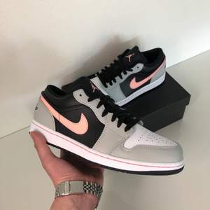 Jordan 1 Low - Shadow Pink ⚡️ // Helt nya med originalbox, ds // Storlekar: 42, 43 // Pris: 1399 kr // Skickas spårbart via PostNord på köparens bekostnad // Instagram @snkrheatofficial