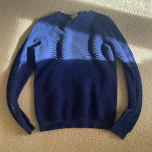 Stickad tröja - Säljer denna snygga stickade tröja. Använd en eller två gånger så väldigt bra skick! 💓 säljer då den ej används! KOLLA IN RESTEN PÅ MITT KONTO!❤️