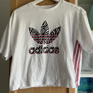 Adidas t-shirt - En tunn t-shirt med zebra tryck på märket. Sval och fin, passar perfekt till sommaren! 170 i barn storlek, = ungefär medium. Köpare står för frakt. Ställ gärna frågor eller om ni är intresserade av att köpa!