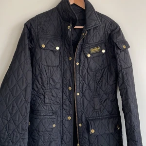 Barbour jacka Dam XS - Jacka från Barbour i xs. Hittar tyvärr inte det tillhörande bältet därav priset! 