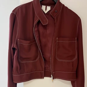 Arket vinröd jacka - En favorit från arket! Vinröd med snygga vita sömmar. Kommer inte till användning så mycket som den borde, svår att släppa därav priset