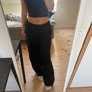 Linnebyxor från ARKET - Säljer mina linnebyxor från ARKET💕 Helt nya och aldrig använda! Jag är 163cm och det är mina egna bilder! Köpta för 590 kr + frakt. 